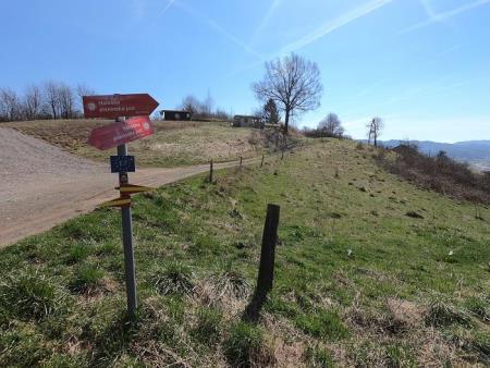 Pot zavije desno navzdol